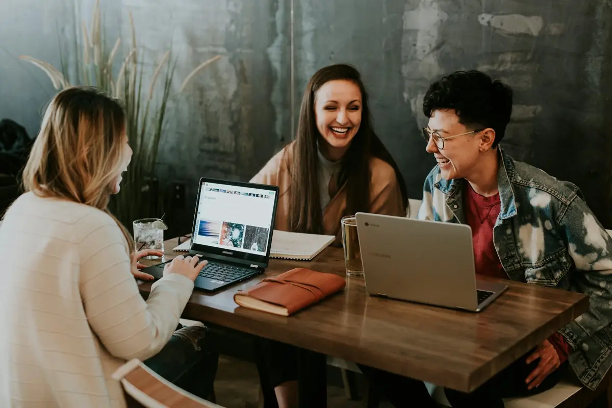 Personas estudiando en línea con sus computadores