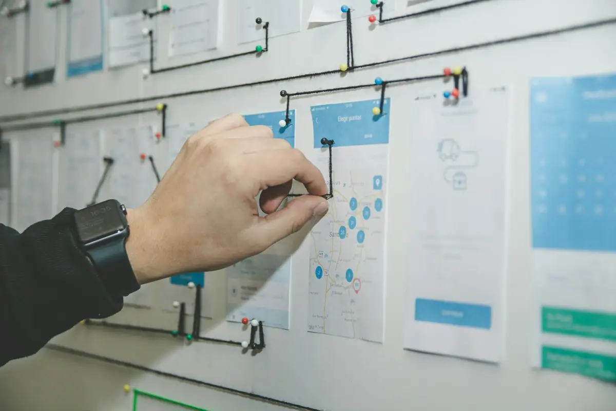 Planificación de la estructura de un sitio con wireframes en la pared